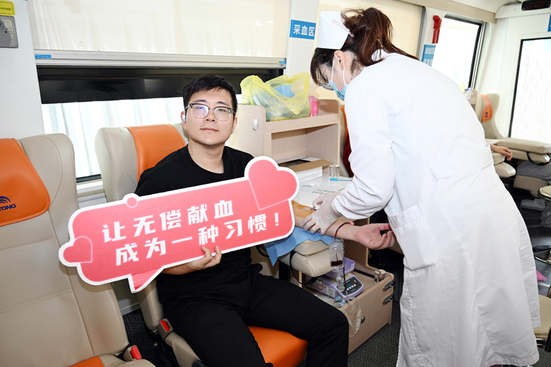 【OB电竞
药业党员干部职工积极参加无偿献血公益活动】的配图